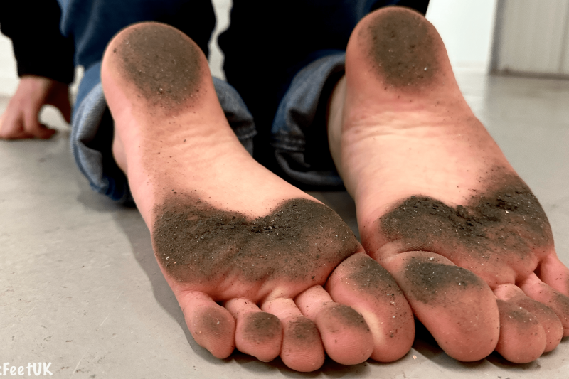 @awe_feet’s filthy soles after walking barefoot indoors