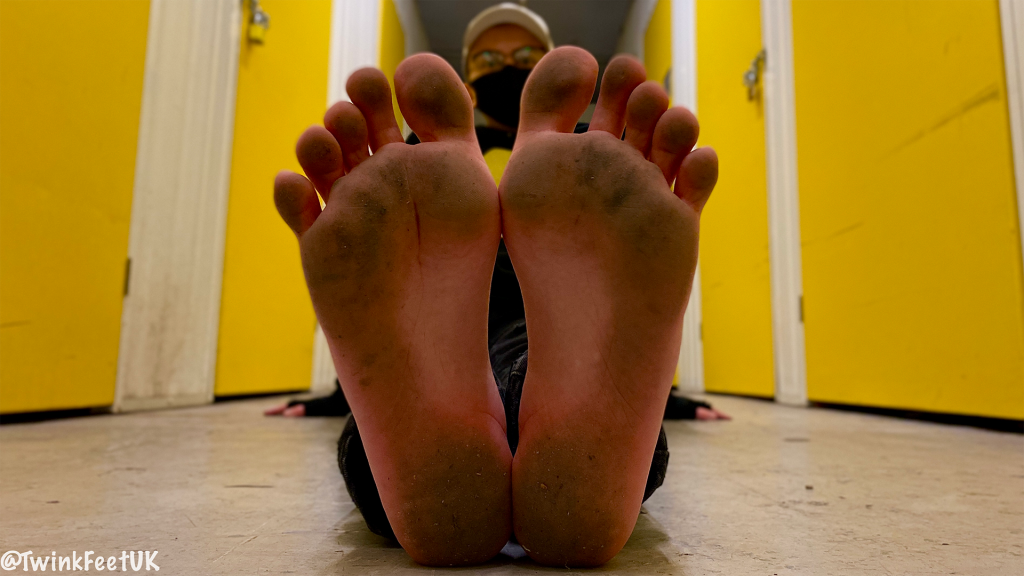 @BGNFeet’s filthy soles after barefooting