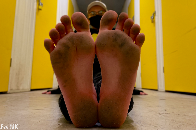 @BGNFeet’s filthy soles after barefooting